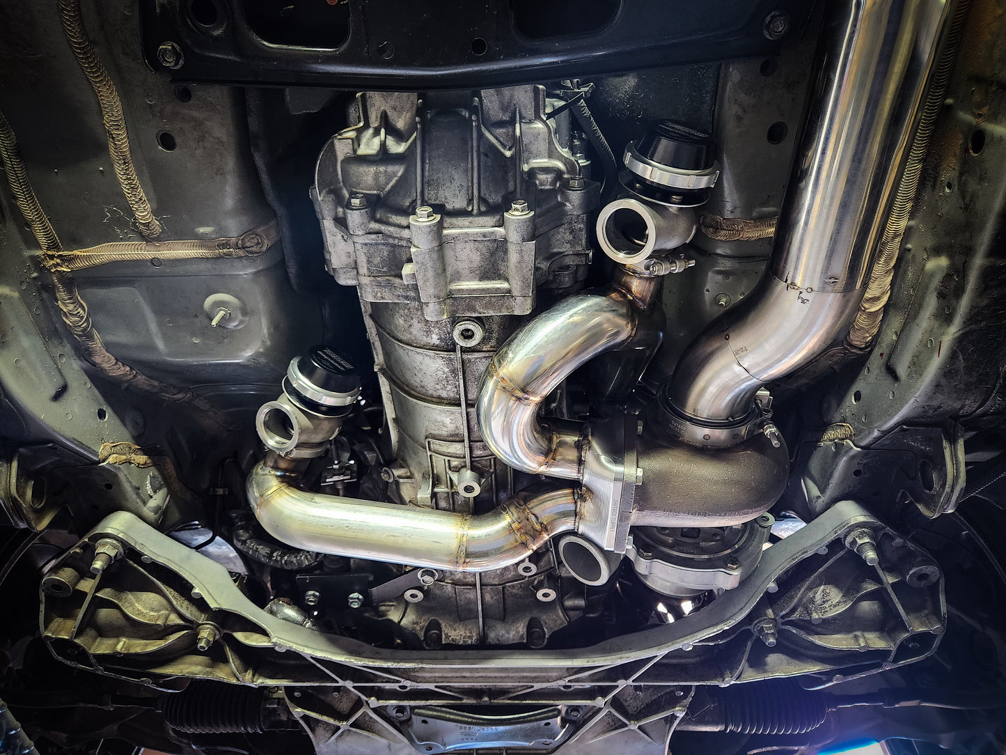 Mid mount turbo manifold